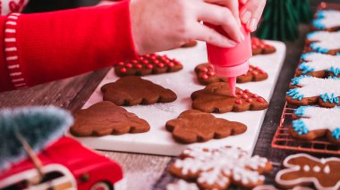 Adım adım. Kraliyet buzlanma ile Gingerbread çerezleri dekorasyon.