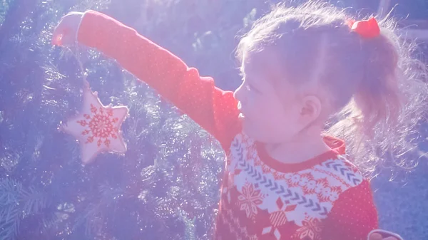 Kleines Mädchen Roten Kleid Auf Dem Christbaumhof — Stockfoto