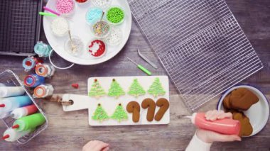 Adım adım. Düz yatıyordu. Kraliyet buzlanma ile Gingerbread çerezleri dekorasyon.