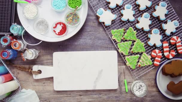 Schritt Für Schritt Flach Lag Lebkuchen Mit Königlichem Zuckerguss Verzieren — Stockvideo