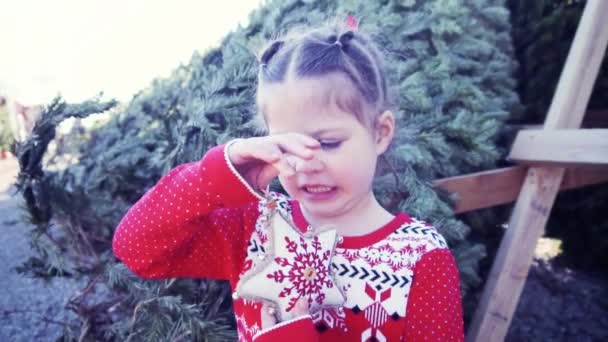 Bambina Abito Rosso Sulla Fattoria Albero Natale — Video Stock