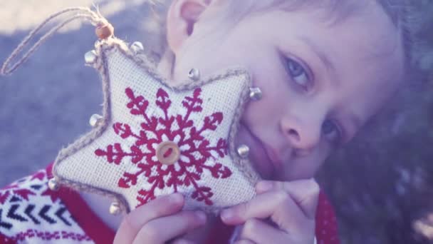 Noel Ağacı Çiftlikte Kırmızı Elbiseli Küçük Kız — Stok video