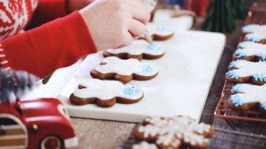Adım adım. Kraliyet buzlanma ile Gingerbread çerezleri dekorasyon.