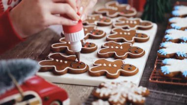 Adım adım. Kraliyet buzlanma ile Gingerbread çerezleri dekorasyon.