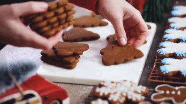Adım adım. Kraliyet buzlanma ile Gingerbread çerezleri dekorasyon.