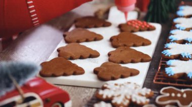 Adım adım. Kraliyet buzlanma ile Gingerbread çerezleri dekorasyon.