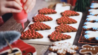 Adım adım. Kraliyet buzlanma ile Gingerbread çerezleri dekorasyon.