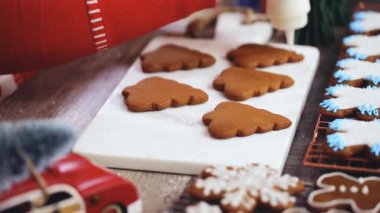 Adım adım. Kraliyet buzlanma ile Gingerbread çerezleri dekorasyon.