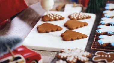 Adım adım. Kraliyet buzlanma ile Gingerbread çerezleri dekorasyon.