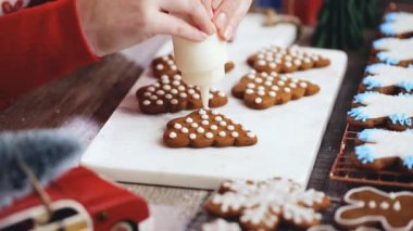 Adım adım. Kraliyet buzlanma ile Gingerbread çerezleri dekorasyon.