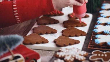 Adım adım. Kraliyet buzlanma ile Gingerbread çerezleri dekorasyon.