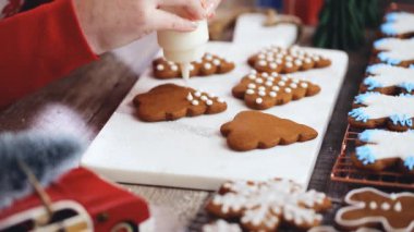 Adım adım. Kraliyet buzlanma ile Gingerbread çerezleri dekorasyon.