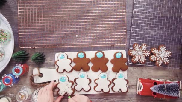 Adım Adım Kraliyet Buzlanma Ile Gingerbread Çerezleri Dekorasyon — Stok video