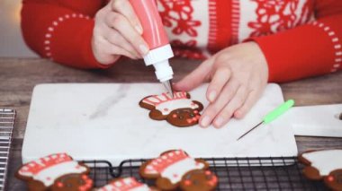 Adım adım. Kraliyet buzlanma ile Gingerbread çerezleri dekorasyon.