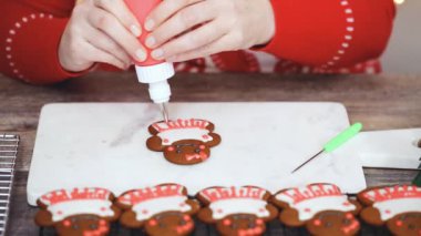 Adım adım. Kraliyet buzlanma ile Gingerbread çerezleri dekorasyon.