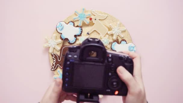 Acostado Fotógrafo Comida Fotografiando Galletas Navidad Con Cámara Digital Profesional — Vídeos de Stock