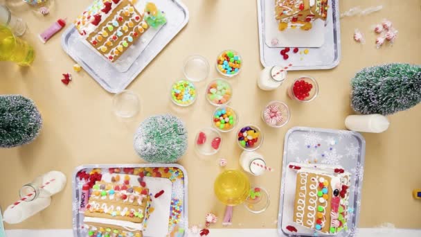 Acostado Paso Paso Niños Decorando Pequeñas Casas Pan Jengibre Fiesta — Vídeo de stock