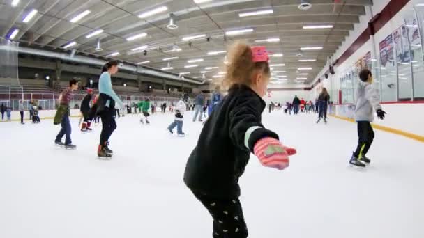 デンバー コロラド州 アメリカ合衆国 2018 氷の屋内アイス スケート リンクでスケートをするサンタと — ストック動画