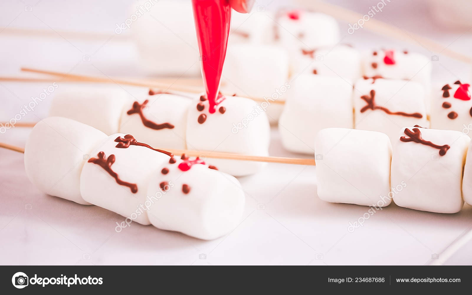 https://st4.depositphotos.com/1118354/23468/i/1600/depositphotos_234687686-stock-photo-step-step-making-marshmallow-snowman.jpg