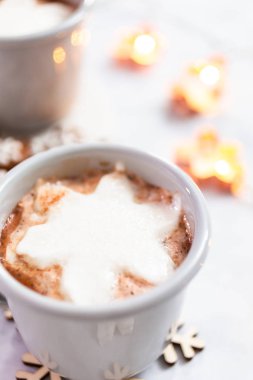 Kar tanesi ile Amerikan sıcak çikolata hatmi Topingler şeklinde.