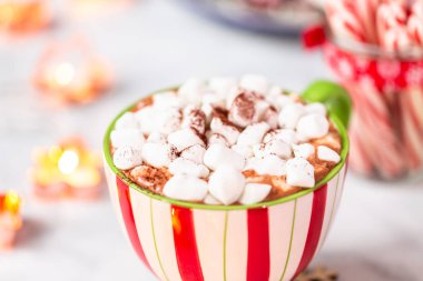 Amerikan sıcak çikolata hatmi Topingler büyük Noel kupa ile.