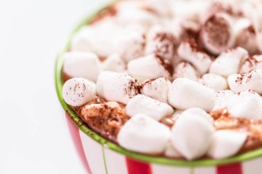 Amerikan sıcak çikolata hatmi Topingler büyük Noel kupa ile.