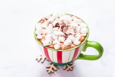 Amerikan sıcak çikolata hatmi Topingler büyük Noel kupa ile.