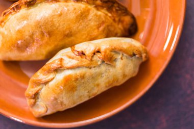 Ev yapımı büyük empanadas ile farklı staffings.