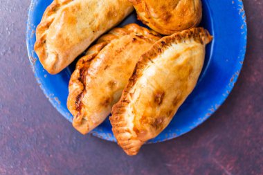 Ev yapımı büyük empanadas ile farklı staffings.