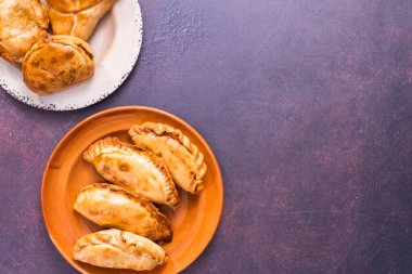 Düz yatıyordu. Ev yapımı büyük empanadas ile farklı staffings.