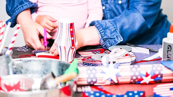 Passo Passo Mãe Filha Fazendo Fogos Artifício Papel Para Celebração — Fotografia de Stock