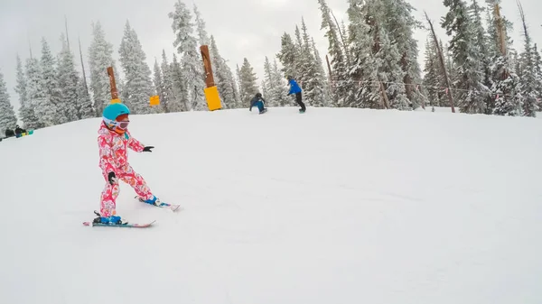 Denver Colorado Eua Dezembro 2018 Menina Aprendendo Esquiar Montanhas Alpinas — Fotografia de Stock