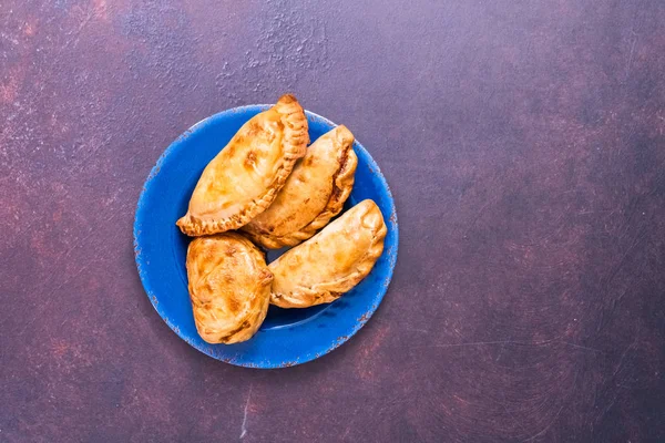 Flat Lay Homemade Grandes Empanadas Com Diferentes Funcionários — Fotografia de Stock