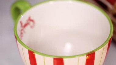 Zaman atlamalı. Amerikan sıcak çikolata kupa dökme.