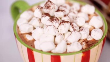 Amerikan sıcak çikolata hatmi Topingler büyük Noel kupa ile.