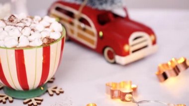 Amerikan sıcak çikolata hatmi Topingler büyük Noel kupa ile.