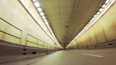 Denver, Colorado, ABD-7 Aralık 2018 Colorado dağlarındaki tünelden geçiyor..
