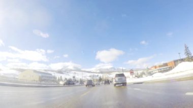 Denver, Colorado, ABD-7 Aralık 2018 - Steamboat Springs 'e giden dağ yolundan batıya gidiyor.