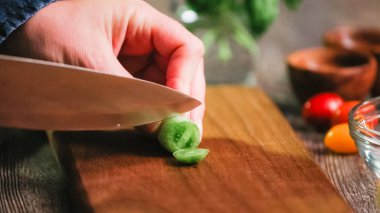 Adım adım. Hatıra cherry domates ahşap kesme tahtası üzerinde Dilimleme.