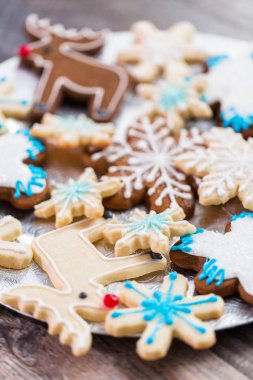 Kraliyet şekeriyle süslenmiş Noel kurabiyeleri..