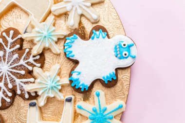 Kraliyet şekeriyle süslenmiş Noel kurabiyeleri..