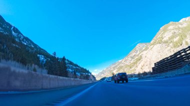 Denver, Colorado, ABD-7 Aralık 2018 - Dağlar arasında I70 numaralı otobanda batıya doğru sür.