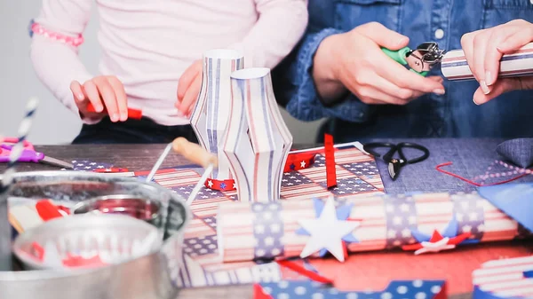 Passo Passo Mãe Filha Fazendo Fogos Artifício Papel Para Celebração — Fotografia de Stock