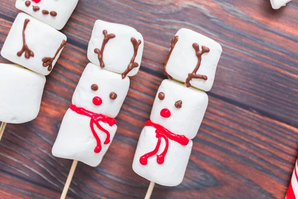 Vue Rapprochée Marshmallow Bonhommes Neige Rennes Sur Des Bâtons Pour — Photo