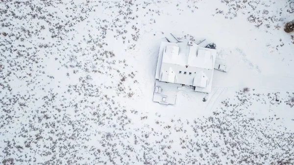 Widok Lotu Ptaka Domu Góry Pokryte Śniegiem Zimą — Zdjęcie stockowe
