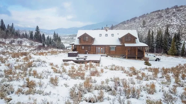 Вид Воздуха Горный Дом Покрытый Снегом Зимой — стоковое фото