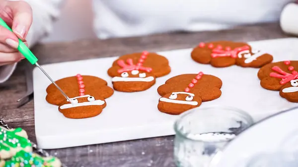 一歩ずつ クリスマスのためのロイヤルアイシングでジンジャーブレッドとシュガークッキーを飾る — ストック写真