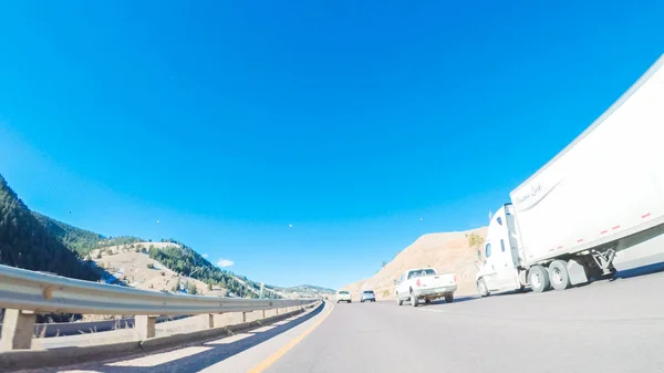 2018年12月1日 コロラド州デンバー 冬季州間高速道路70号線を西へ走行 — ストック写真