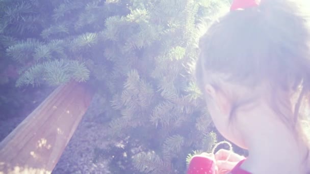 Αργή Κίνηση Κοριτσάκι Κόκκινο Φόρεμα Στο Αγρόκτημα Χριστουγεννιάτικο Δέντρο — Αρχείο Βίντεο