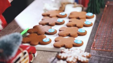 Adım adım. Kraliyet buzlanma ile Gingerbread çerezleri dekorasyon.